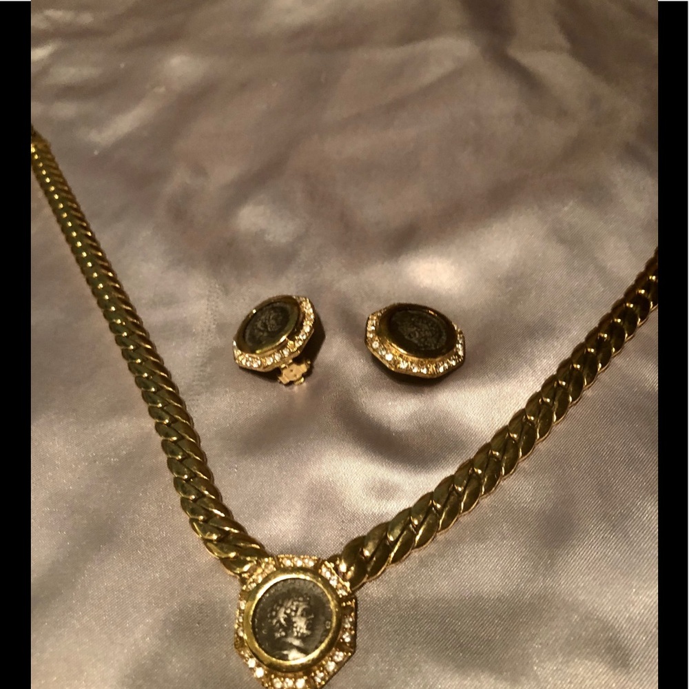 Gold serpentine necklace with cubic coin detail